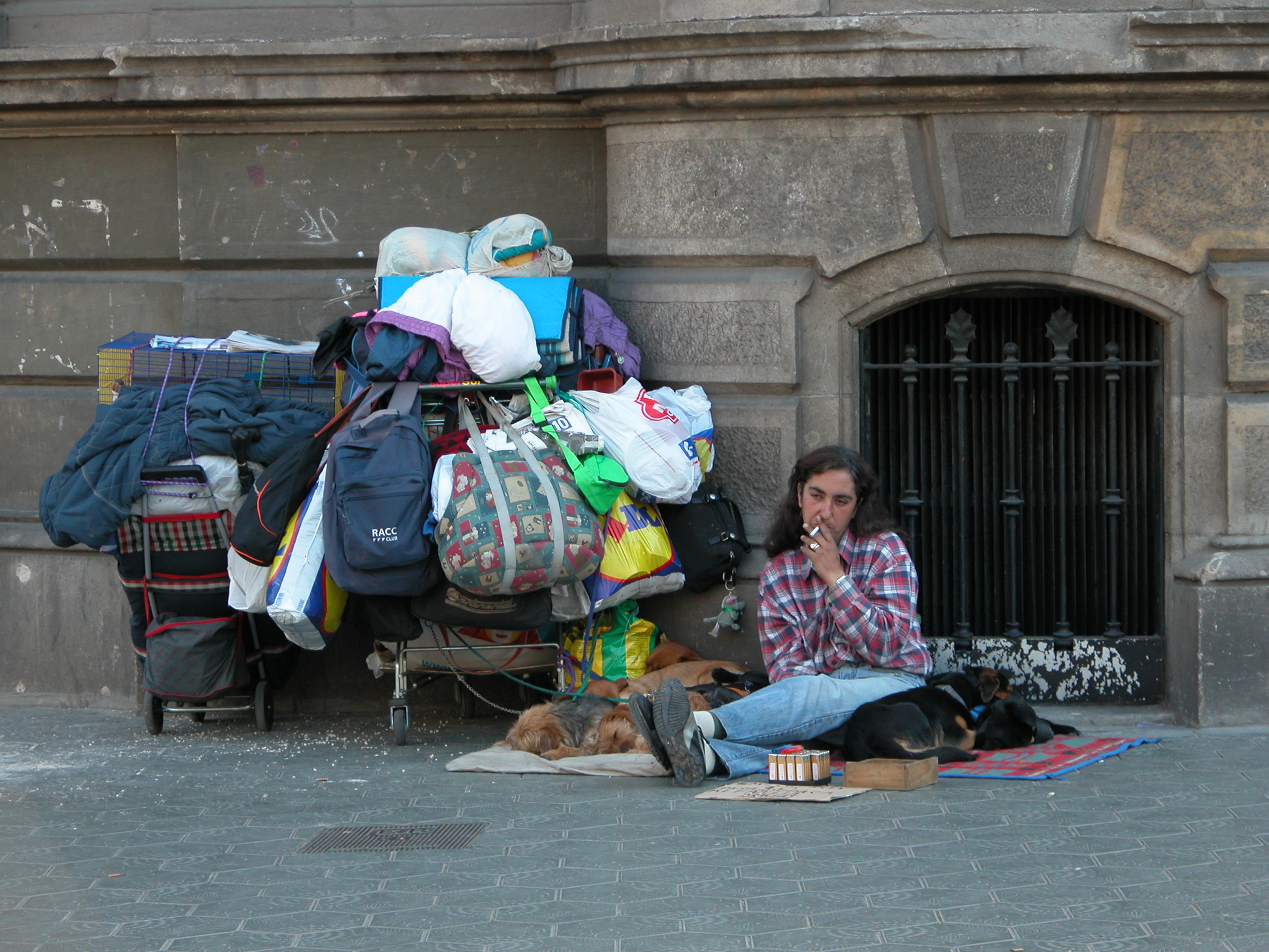 Вещи бомжа. Вещи для бездомных. Бездомный на улице с вещами.